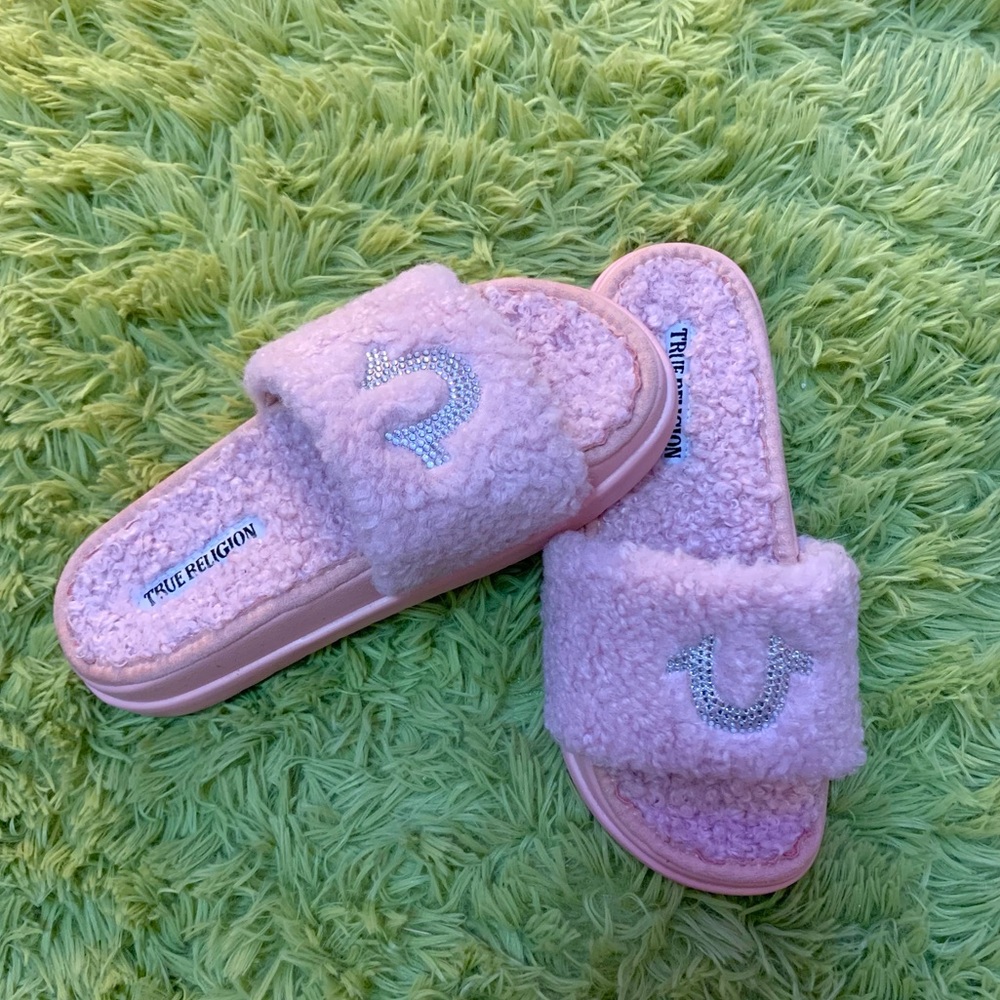 Pink True Religion slides